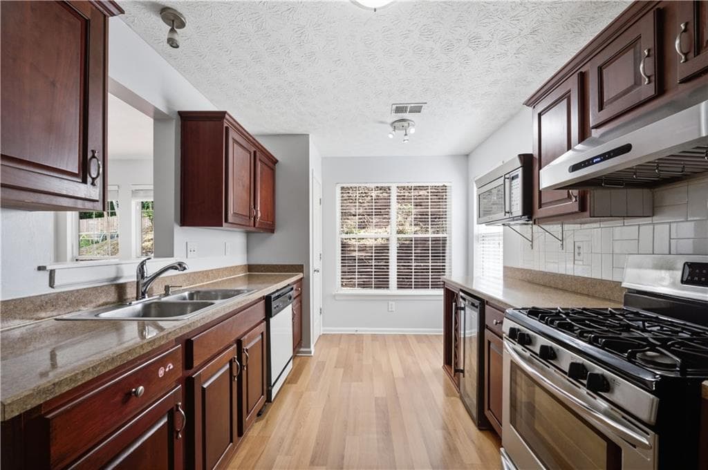 3 bedroom, 3 bathroom, 1,646 sq ft single family residence for sale at 3279 Benthollow Lane, Duluth, GA 30096 — photo 7