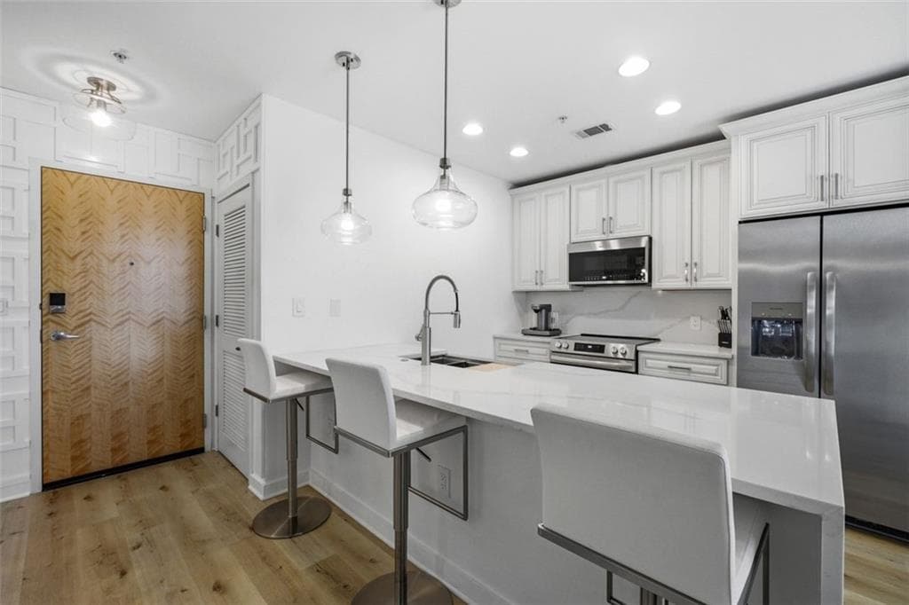 1 bedroom, 1 bathroom, 743 sq ft condominium for sale at 400 W Peachtree Street 705, Atlanta, GA 30308 — photo 1 of 47