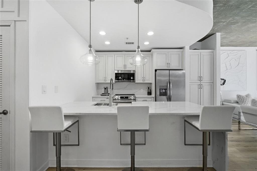 1 bedroom, 1 bathroom, 743 sq ft condominium for sale at 400 W Peachtree Street 705, Atlanta, GA 30308 — photo 2