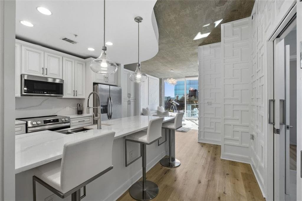 1 bedroom, 1 bathroom, 743 sq ft condominium for sale at 400 W Peachtree Street 705, Atlanta, GA 30308 — photo 3