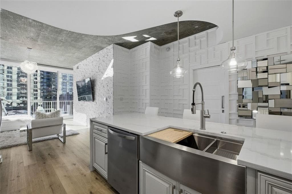 1 bedroom, 1 bathroom, 743 sq ft condominium for sale at 400 W Peachtree Street 705, Atlanta, GA 30308 — photo 7