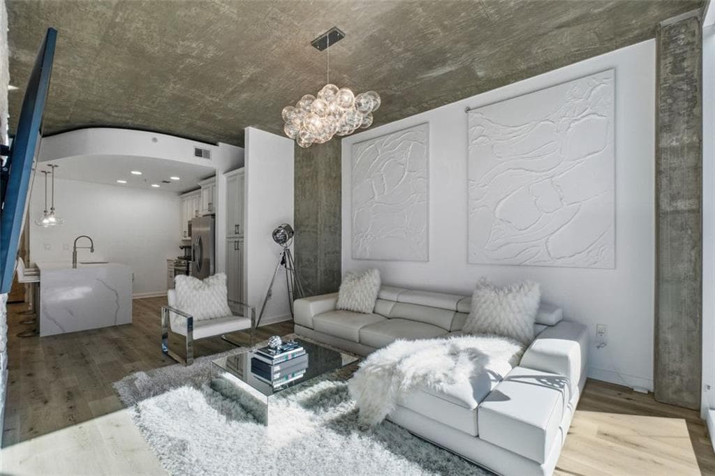 1 bedroom, 1 bathroom, 743 sq ft condominium for sale at 400 W Peachtree Street 705, Atlanta, GA 30308 — photo 9