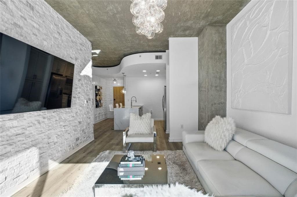 1 bedroom, 1 bathroom, 743 sq ft condominium for sale at 400 W Peachtree Street 705, Atlanta, GA 30308 — photo 10