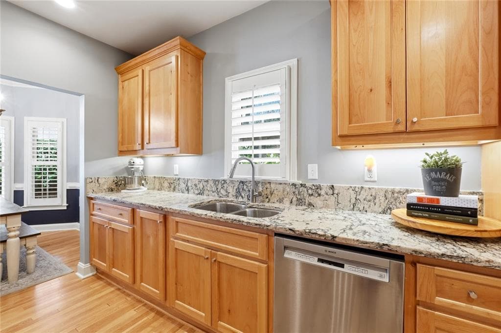 3 bedroom, 4 bathroom, 3,244 sq ft townhouse for sale at 121 Brookview Circle, Atlanta, GA 30339 — photo 5