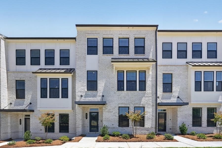 4 bedroom, 4 bathroom, 2,359 sq ft townhouse for sale at 627 Oak Bluff Drive, Cumming, GA 30040