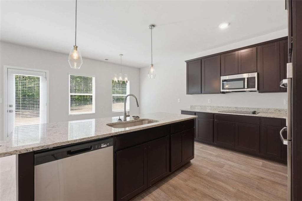 4 bedroom, 4 bathroom, 2,850 sq ft single family residence under contract at 237 Fern Dale Drive, Fairburn, GA 30213 — photo 7