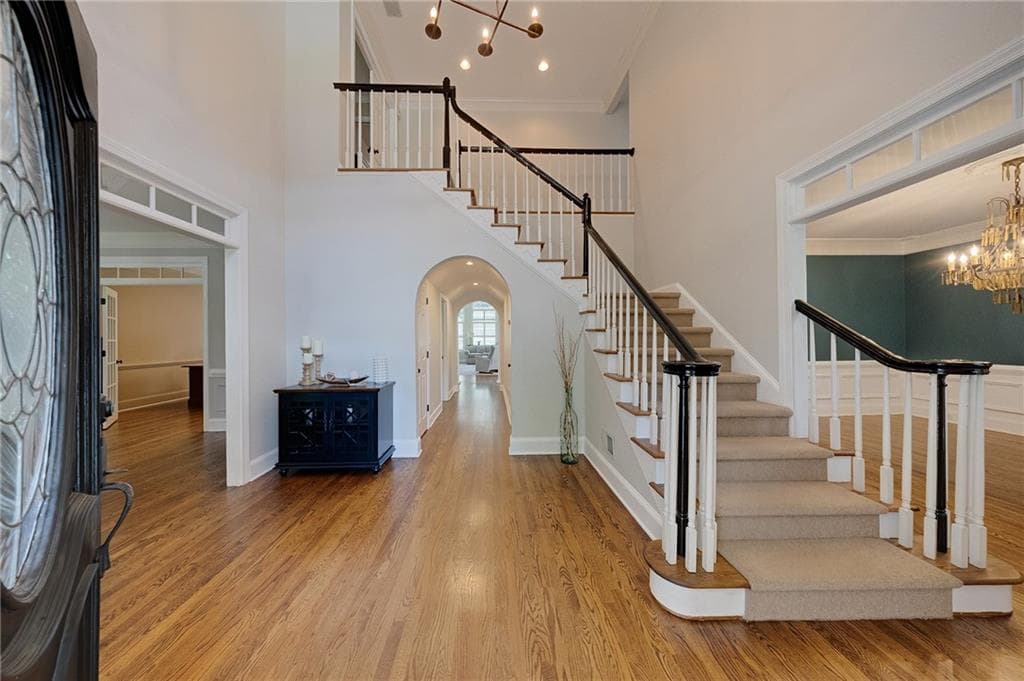 8 bedroom, 5 bathroom, 6,163 sq ft single family residence under contract at 480 Abbeywood Drive, Roswell, GA 30075 — photo 2