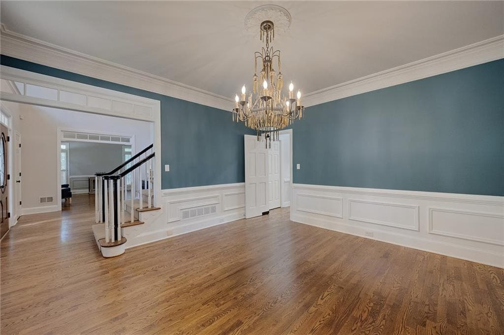 8 bedroom, 5 bathroom, 6,163 sq ft single family residence under contract at 480 Abbeywood Drive, Roswell, GA 30075 — photo 4