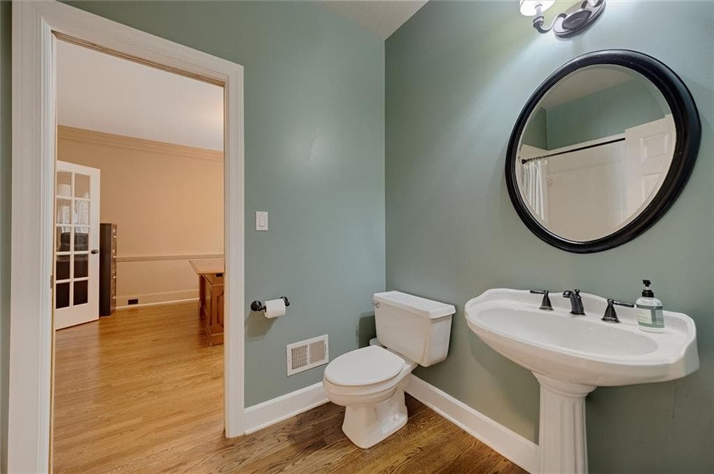 8 bedroom, 5 bathroom, 6,163 sq ft single family residence under contract at 480 Abbeywood Drive, Roswell, GA 30075 — photo 10