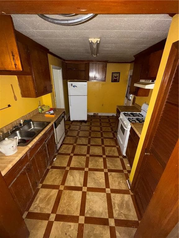 2 bedroom, 2 bathroom, 1,212 sq ft single family residence for sale at 318 Sharman Street, Thomaston, GA 30286 — photo 2
