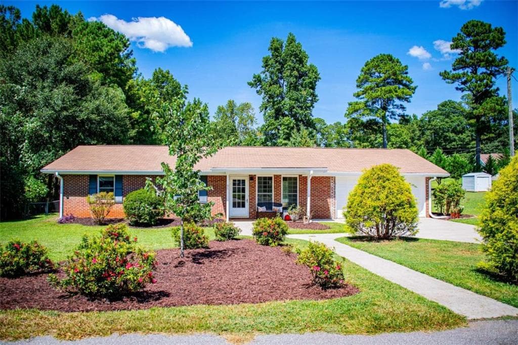 3 bedroom, 2 bathroom, 1,305 sq ft single family residence for sale at 95 E Barbara Lane, Carrollton, GA 30117 — photo 2