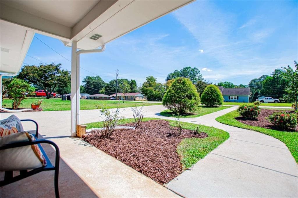 3 bedroom, 2 bathroom, 1,305 sq ft single family residence for sale at 95 E Barbara Lane, Carrollton, GA 30117 — photo 7