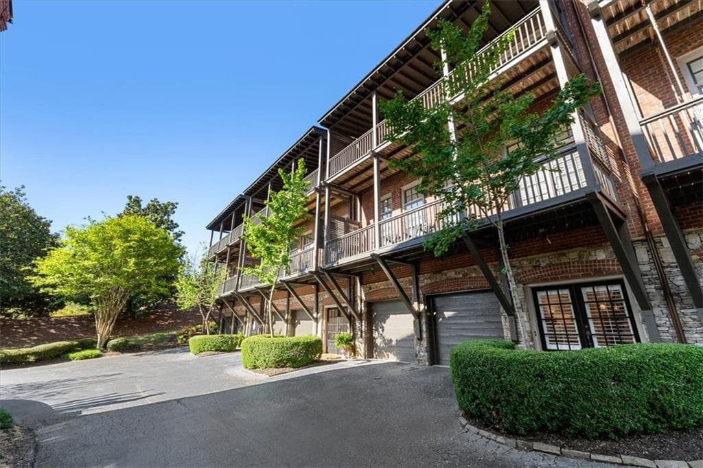 3 bedroom, 4 bathroom, 3,200 sq ft townhouse for sale at 225 Founders Mill Court, Roswell, GA 30075 — photo 2