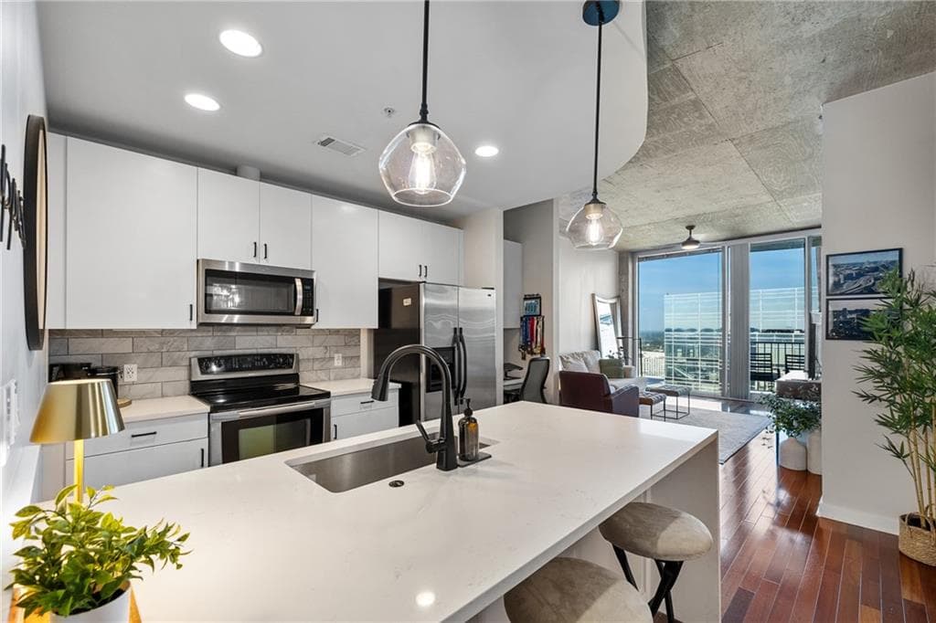 1 bedroom, 1 bathroom, 743 sq ft condominium for sale at 400 W Peachtree Street 3005, Atlanta, GA 30308