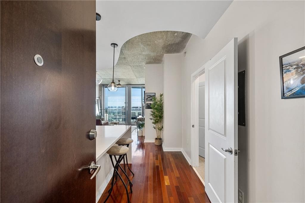 1 bedroom, 1 bathroom, 743 sq ft condominium for sale at 400 W Peachtree Street 3005, Atlanta, GA 30308 — photo 2