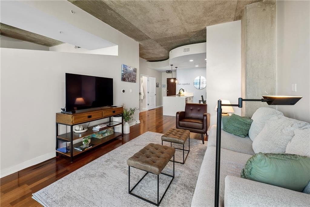 1 bedroom, 1 bathroom, 743 sq ft condominium for sale at 400 W Peachtree Street 3005, Atlanta, GA 30308 — photo 7