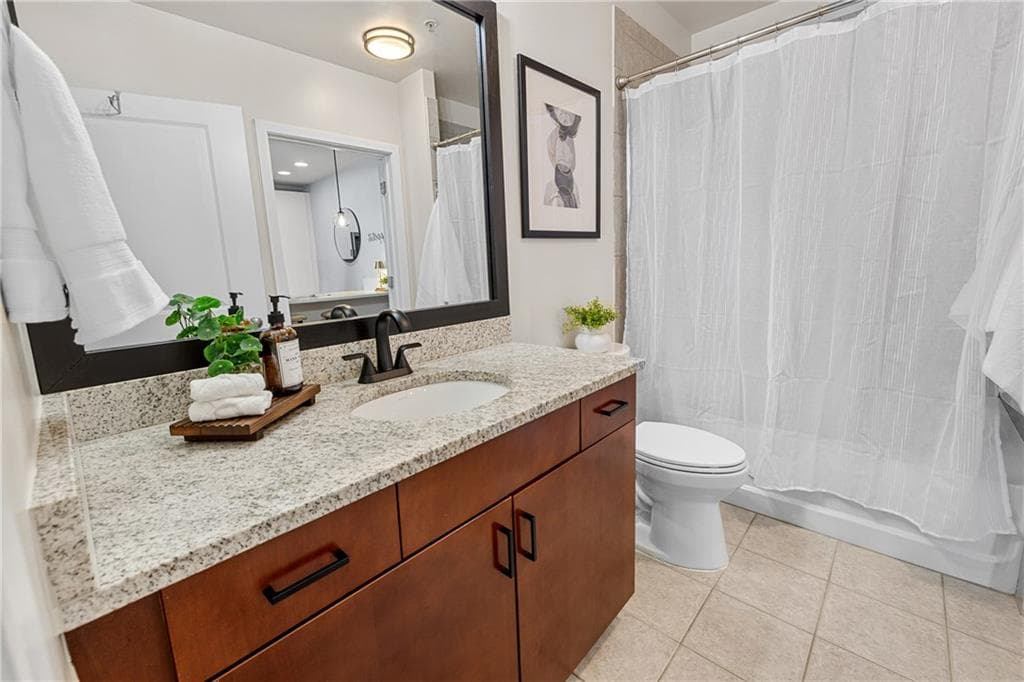1 bedroom, 1 bathroom, 743 sq ft condominium for sale at 400 W Peachtree Street 3005, Atlanta, GA 30308 — photo 9