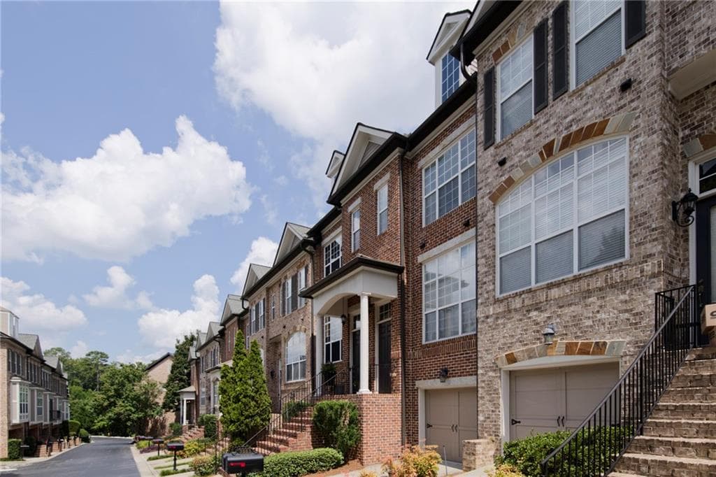 3 bedroom, 4 bathroom, 2,302 sq ft condominium for rent at 2665 Rivers Edge Drive, Atlanta, GA 30324 for $3,300 a month — photo 2