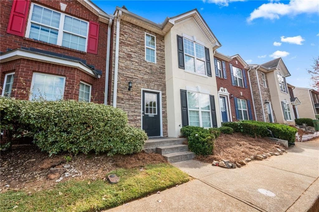 3 bedroom, 3 bathroom, 1,400 sq ft townhouse under contract at 2754 Valley Green Drive, Gainesville, GA 30504