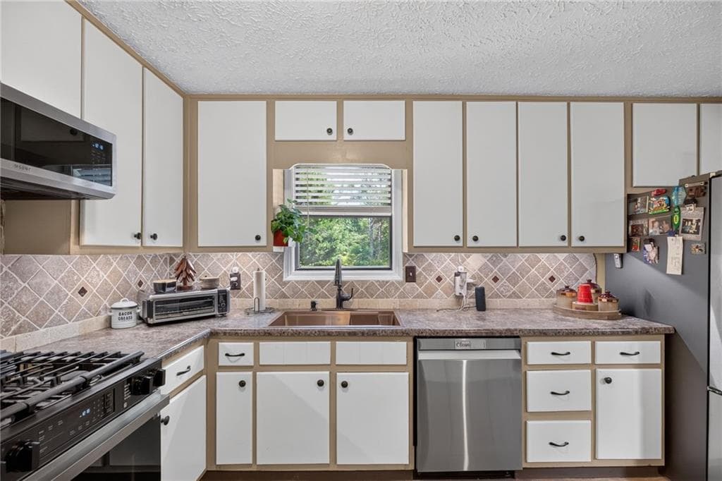 3 bedroom, 2 bathroom, 1,381 sq ft single family residence for sale at 6164 Pinedale Lane, Douglasville, GA 30135 — photo 9