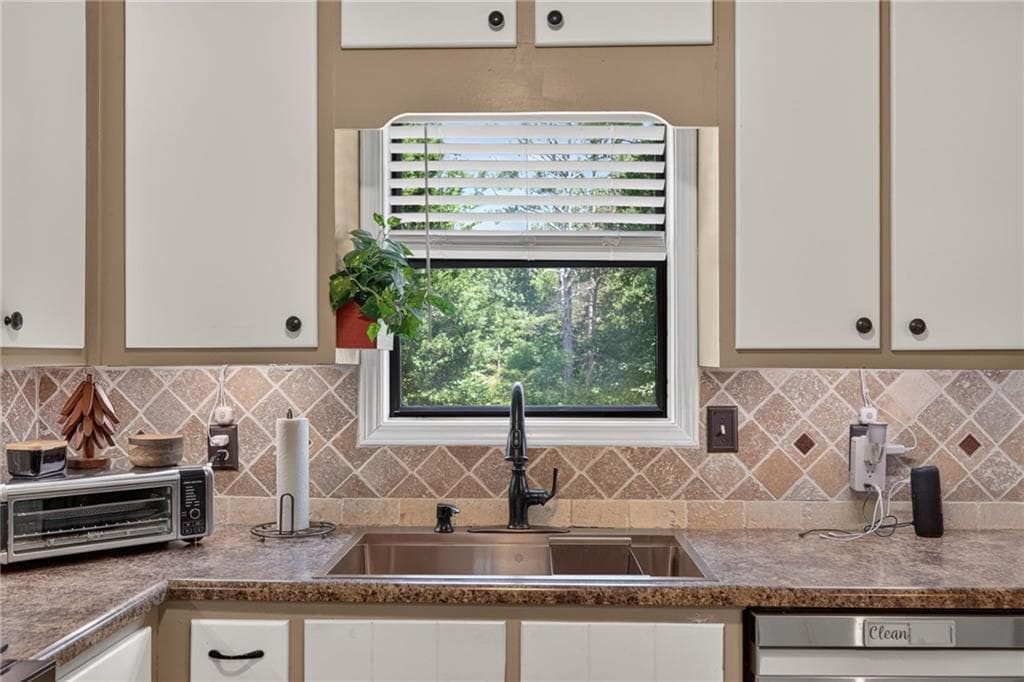 3 bedroom, 2 bathroom, 1,381 sq ft single family residence for sale at 6164 Pinedale Lane, Douglasville, GA 30135 — photo 10
