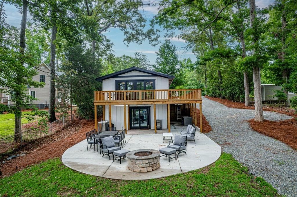 3 bedroom, 2 bathroom, 1,500 sq ft single family residence for sale at 233 Lakeshore Drive, Eatonton, GA 31024