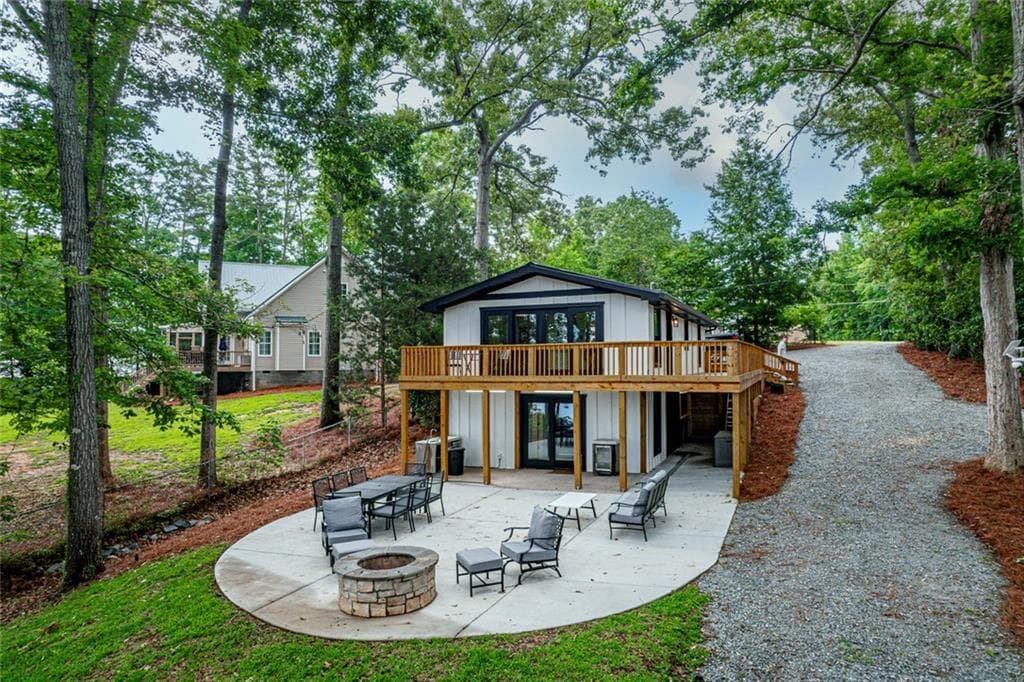 3 bedroom, 2 bathroom, 1,500 sq ft single family residence for sale at 233 Lakeshore Drive, Eatonton, GA 31024 — photo 3