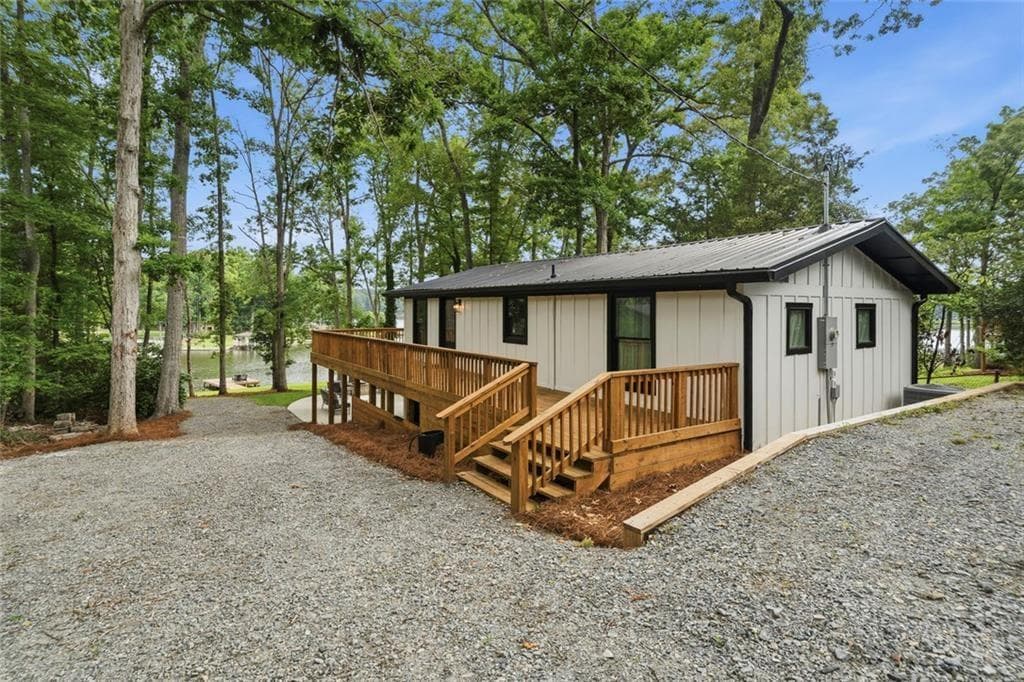 3 bedroom, 2 bathroom, 1,500 sq ft single family residence for sale at 233 Lakeshore Drive, Eatonton, GA 31024 — photo 5