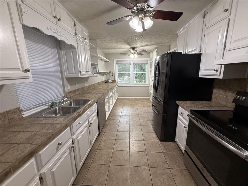 3 bedroom, 2 bathroom, 1,961 sq ft single family residence for rent at 3721 Quail Hollow Trail, Snellville, GA 30039 for $2,200 a month — photo 3