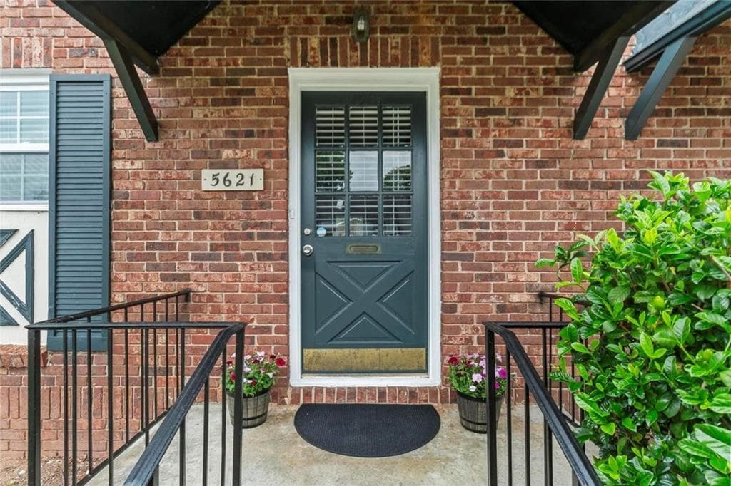 2 bedroom, 2 bathroom, 1,178 sq ft condominium for rent at 5621 Kingsport Drive, Sandy Springs, GA 30342 for $1,800 a month — photo 1 of 29