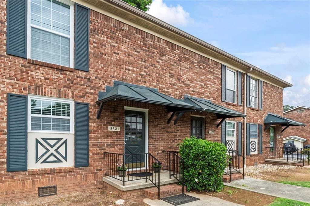 2 bedroom, 2 bathroom, 1,178 sq ft condominium for rent at 5621 Kingsport Drive, Sandy Springs, GA 30342 for $1,800 a month — photo 2