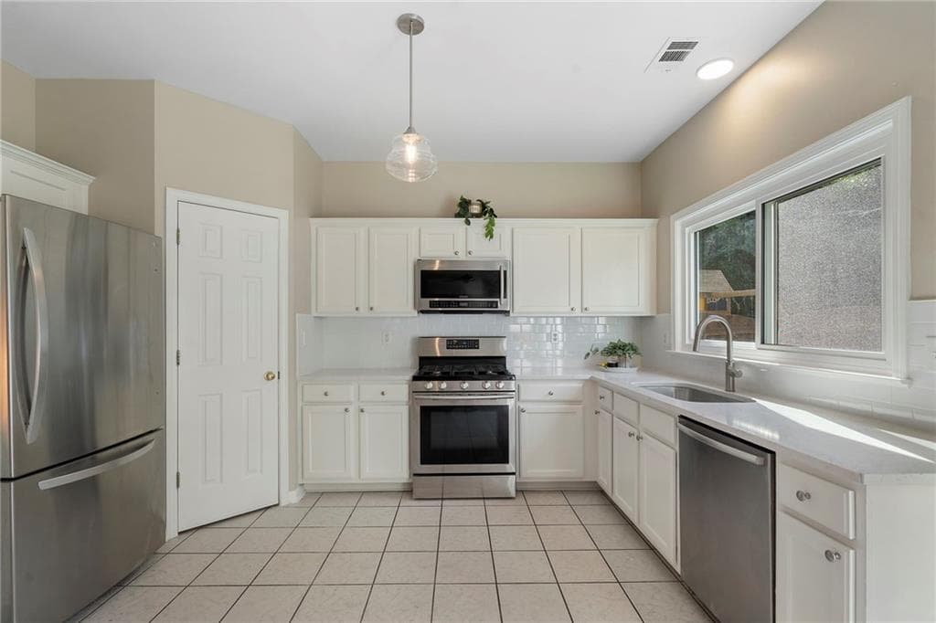 4 bedroom, 3 bathroom, 2,417 sq ft single family residence for sale at 2420 Greyhurst Way, Smyrna, GA 30082 — photo 3