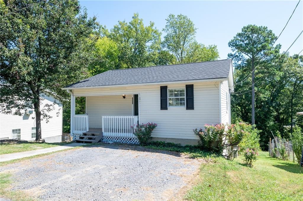 4 bedroom, 2 bathroom, 1,330 sq ft single family residence for sale at 1310 Lida Street, Dalton, GA 30720