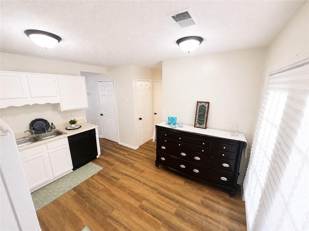 3 bedroom, 3 bathroom, 1,440 sq ft single family residence for rent at 6979 Ling Lane, Austell, GA 30168 for $1,900 a month — photo 2