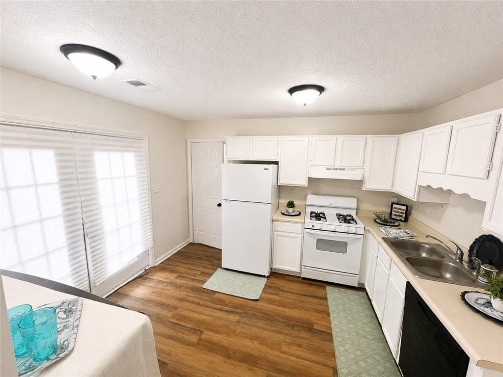 3 bedroom, 3 bathroom, 1,440 sq ft single family residence for rent at 6979 Ling Lane, Austell, GA 30168 for $1,900 a month — photo 3
