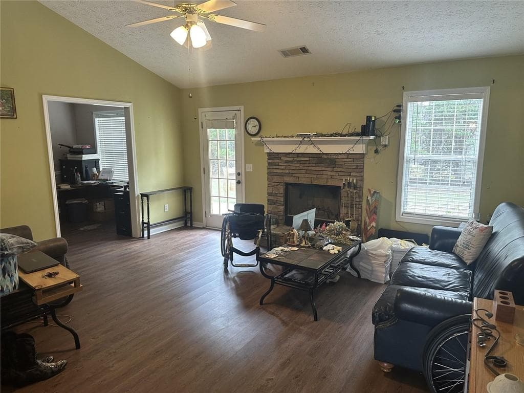 3 bedroom, 2 bathroom, 1,577 sq ft single family residence for sale at 1512 Julianna Circle, Loganville, GA 30052 — photo 2