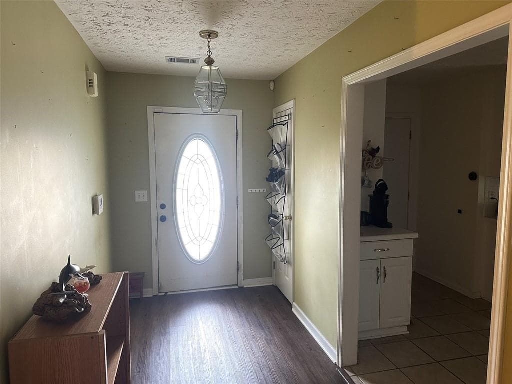 3 bedroom, 2 bathroom, 1,577 sq ft single family residence for sale at 1512 Julianna Circle, Loganville, GA 30052 — photo 3