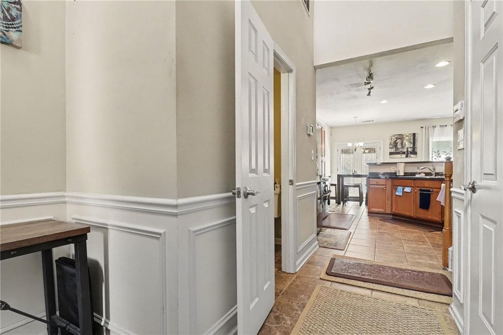 3 bedroom, 3 bathroom, 2,066 sq ft townhouse for sale at 373 Creek Manor Way, Suwanee, GA 30024 — photo 5