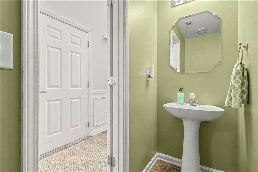 3 bedroom, 3 bathroom, 2,066 sq ft townhouse for sale at 373 Creek Manor Way, Suwanee, GA 30024 — photo 7