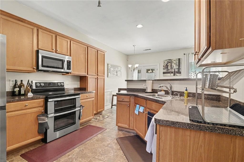 3 bedroom, 3 bathroom, 2,066 sq ft townhouse for sale at 373 Creek Manor Way, Suwanee, GA 30024 — photo 9