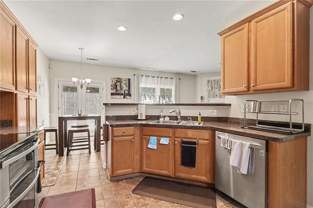 3 bedroom, 3 bathroom, 2,066 sq ft townhouse for sale at 373 Creek Manor Way, Suwanee, GA 30024 — photo 10