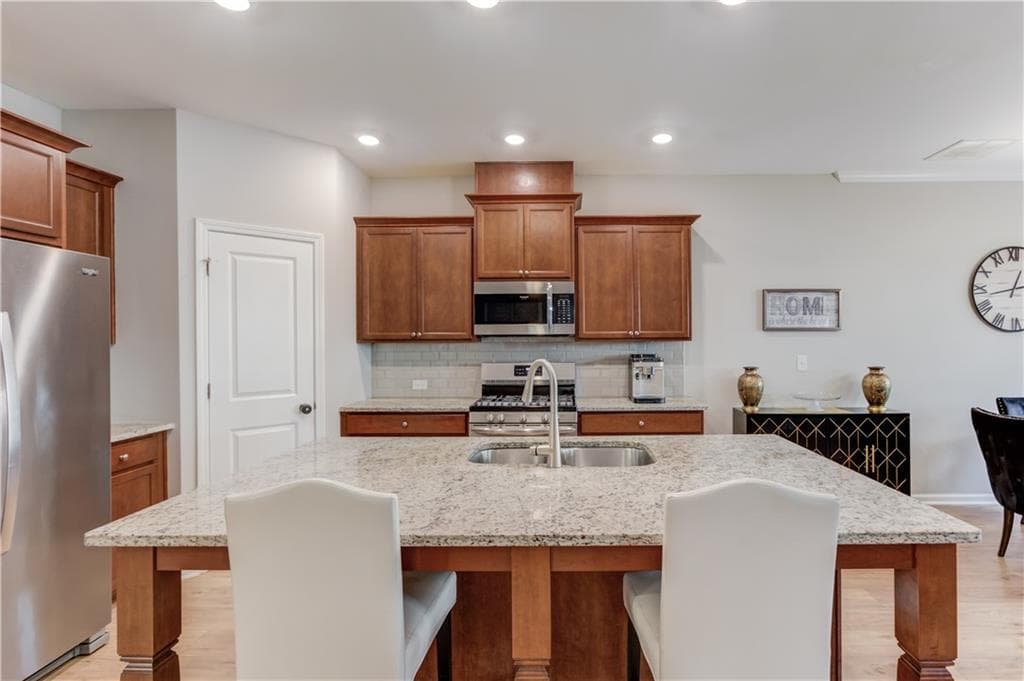3 bedroom, 3 bathroom, 1,886 sq ft townhouse for sale at 1182 Lanier Willow Path, Buford, GA 30518 — photo 8