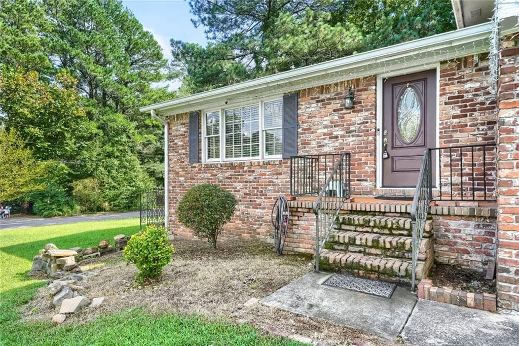 4 bedroom, 3 bathroom, 2,002 sq ft single family residence for sale at 2558 Kings Way, Lawrenceville, GA 30044 — photo 2