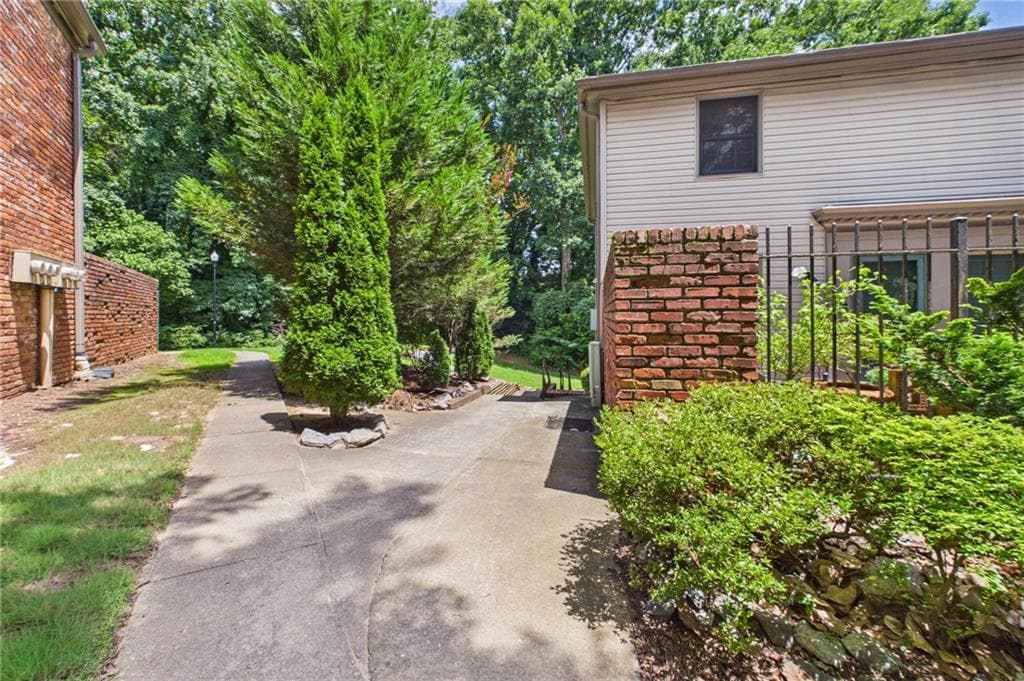 2 bedroom, 1 bathroom, 960 sq ft condominium for sale at 3101 Colonial Way O, Atlanta, GA 30341 — photo 2
