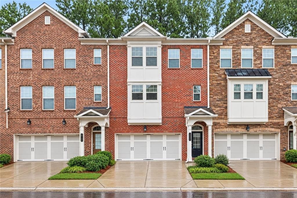 3 bedroom, 4 bathroom, 2,433 sq ft townhouse for sale at 4230 Perimeter Park, Atlanta, GA 30341 — photo 1 of 29