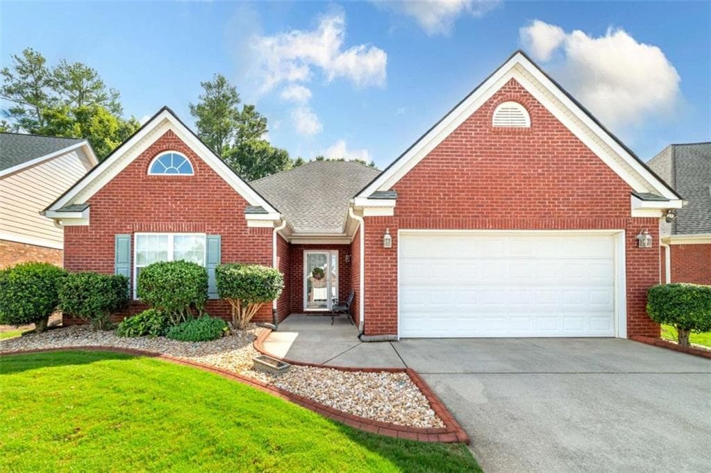 2 bedroom, 2 bathroom, 1,900 sq ft single family residence for sale at 125 Pinnacle Lane, Mcdonough, GA 30253