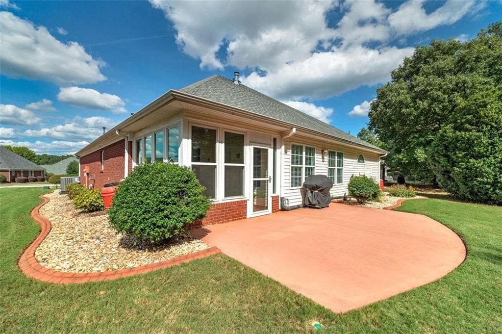2 bedroom, 2 bathroom, 1,900 sq ft single family residence for sale at 125 Pinnacle Lane, Mcdonough, GA 30253 — photo 3