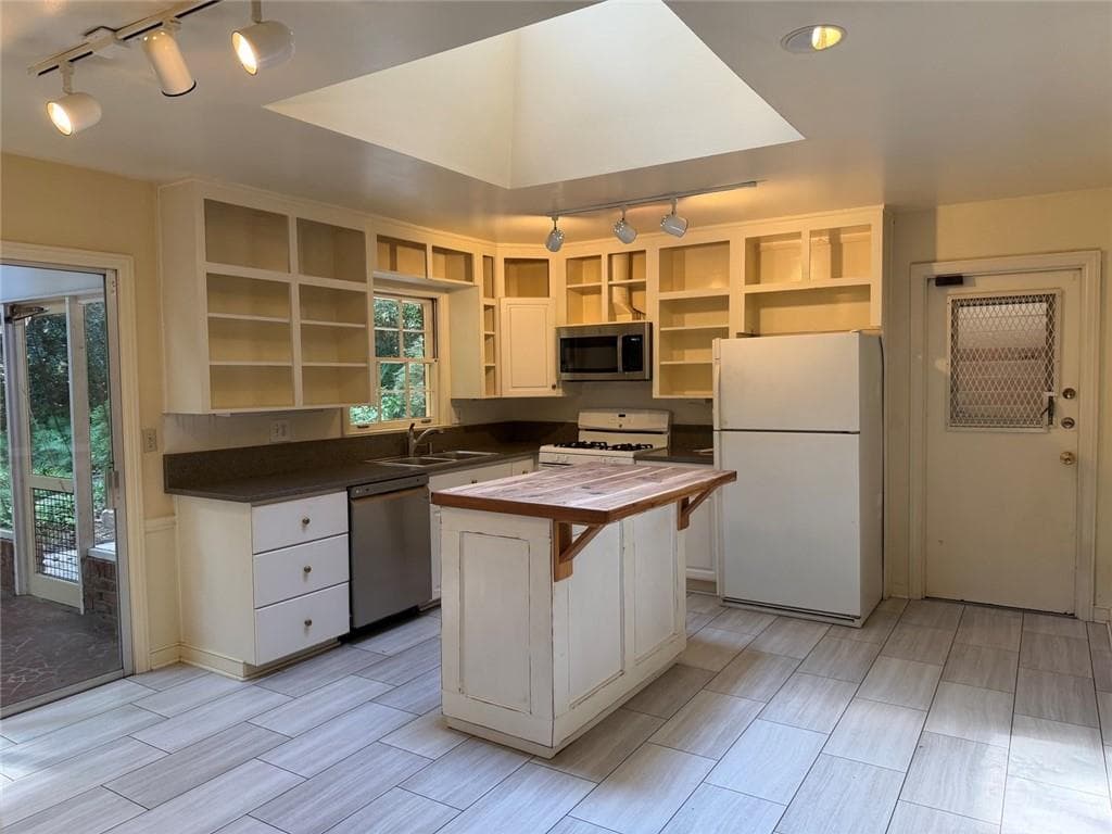 3 bedroom, 3 bathroom, 2,052 sq ft single family residence for rent at 4690 Huntley Drive, Atlanta, GA 30342 for $3,650 a month — photo 2