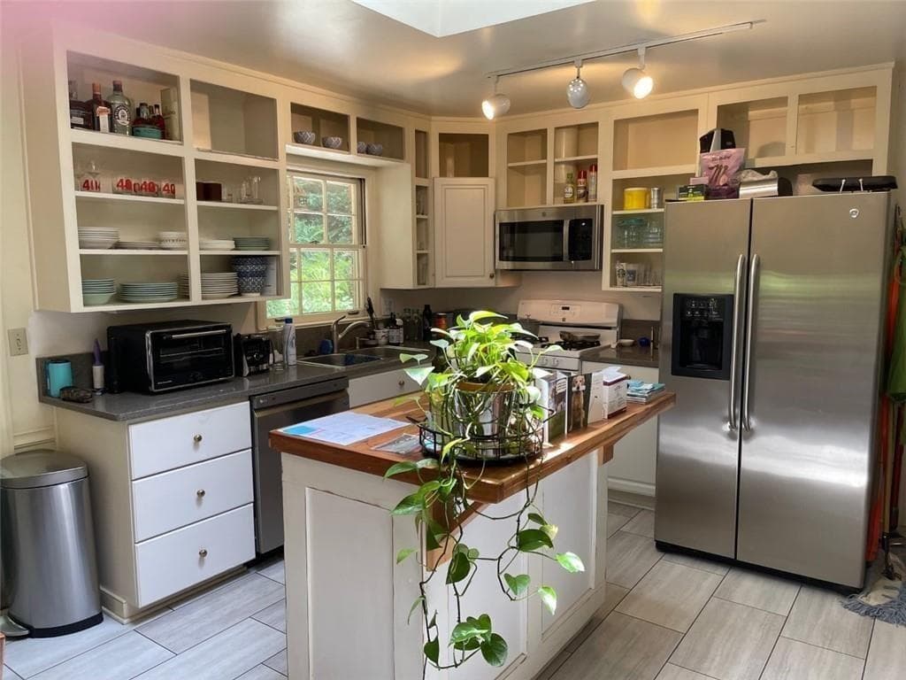 3 bedroom, 3 bathroom, 2,052 sq ft single family residence for rent at 4690 Huntley Drive, Atlanta, GA 30342 for $3,650 a month — photo 3