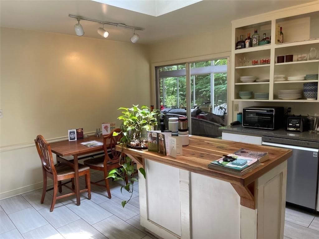 3 bedroom, 3 bathroom, 2,052 sq ft single family residence for rent at 4690 Huntley Drive, Atlanta, GA 30342 for $3,650 a month — photo 4